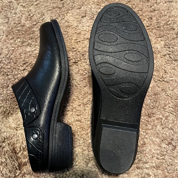 Black slip ons. - Picture 2 of 4